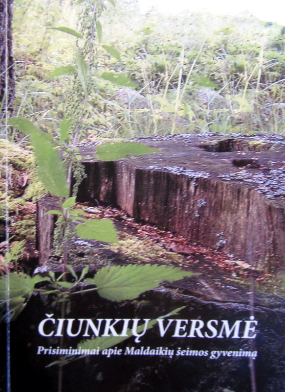 Vienos Čiunkių kaimo giminės istorija kaimo fone.